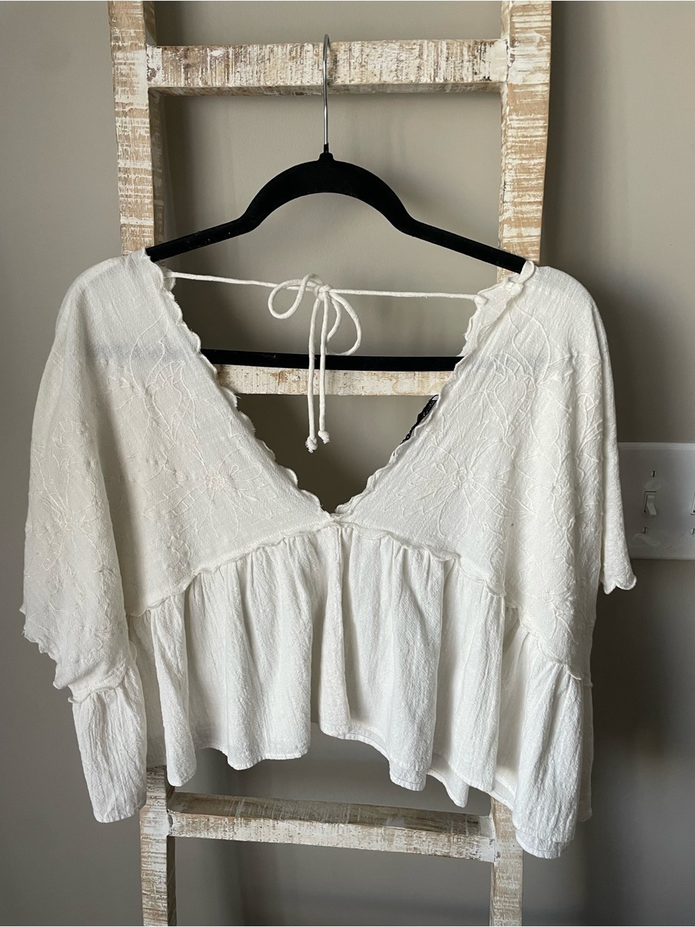 Zara White Embroidered V‑Neck Tie‑Back Crop Top